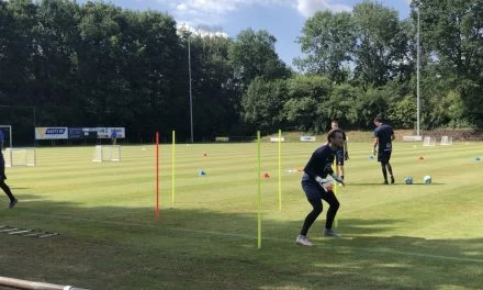Van der Hoek tekent contract